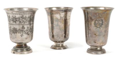 France Trois timbales tulipes en argent (950) uni aux cols soulignés de filets, sur...