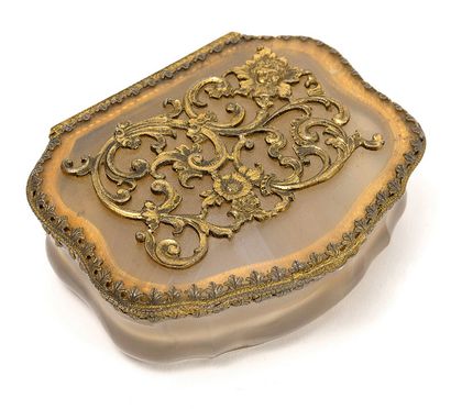 AUTRICHE Boîte en agate gris-jaune chantournée à monture en argent (800) doré, à...