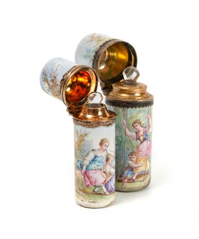 France Deux flacons à sels ou parfum cylindriques en porcelaine à décors tournants...