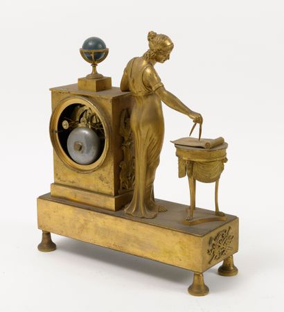 null 
PENDULE Symbolisant l'Étude, en bronze doré, sous les traits d'une jeune femme...