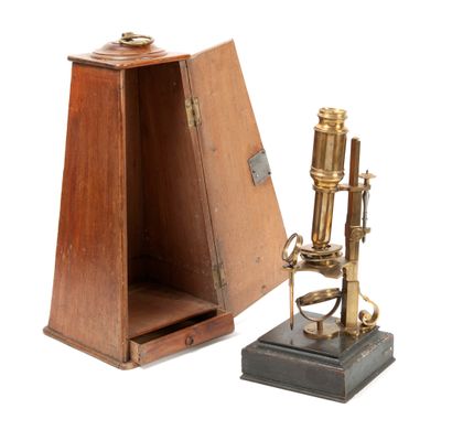 null 
MICROSCOPE In brass, after the model of John CUFF (c. 1702-1772), in its pyramidal...
