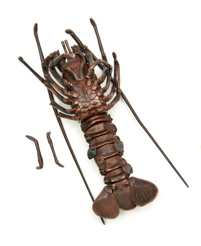 JAPON Langouste en bronze à patine brune cuivrée nuancée aux antennes, aux pattes...
