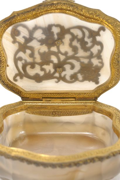 AUTRICHE Boîte en agate gris-jaune chantournée à monture en argent (800) doré, à...
