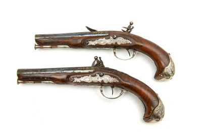 France Pair of flintlock pistols for officers.
Gooseneck locks and hammers, underlined...