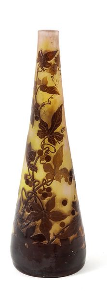 ÉTABLISSEMENTS GALLÉ Truncated cone vase with flat bottom.
Brown lined glass proof...