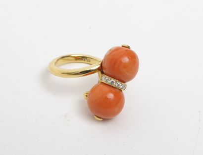 null Amusing cocktail ring in yellow gold (750) set with two large coral balls in...