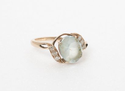 null Yellow gold (375) ring set with an oval faceted aquamarine in a claw setting...