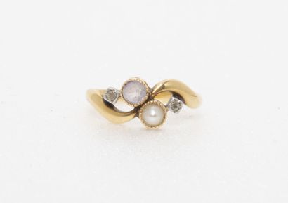 Yellow and white gold (750) ring, centered...