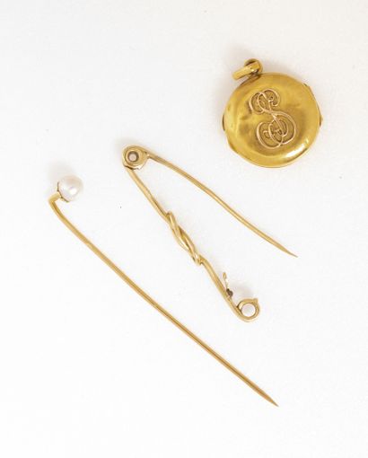 null Yellow gold (750) lot including :

- A knot pin. 

Weight : 2.8 g.

- A pin...