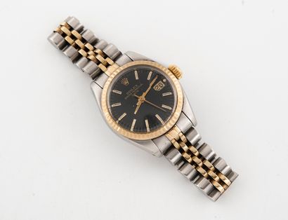 ROLEX Oyster Perpetual Date 
Montre bracelet de dame en acier et or jaune (750)....