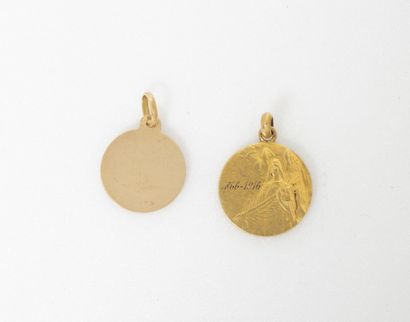 null Two medals in yellow gold (750).

Total weight : 6.6 g. 

Scratches.