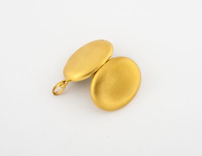 null Brushed yellow gold (750) oval photo medallion. 

Gross weight : 10.6 g. - Height...