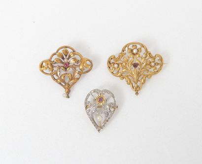 null Set of three brooches: 

- Two openwork with foliage scrolls and highlighted...