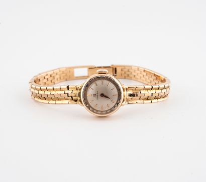 OMEGA Ladies' wristwatch in yellow gold (750).

Round case.

Dial with satin-brushed...