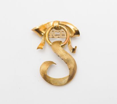 null Broche en or jaune (750) figurant un anneau surmonté d'un noeud de ruban, souligné...