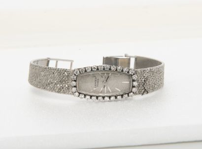 LANCEL PARIS Montre-bracelet de dame en or gris (750). 

Boîtier rectangulaire.

Lunette...