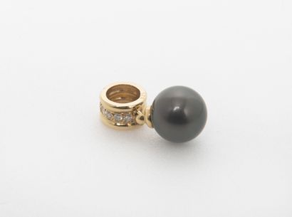 null Ring-shaped pendant in yellow gold (750) holding a Tahitian pearl, the hoop...