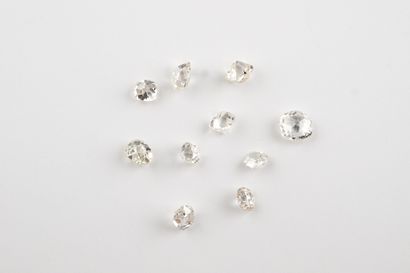 null Lot of 10 old cut diamonds on paper.

Total weight: 1.75 carats.

Scratches....