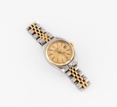 ROLEX, Oyster Perpetual Date 
Montre bracelet de dame en or jaune (750) et acier.




Lunette...