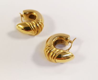null Pair of yellow gold (750) creoles. 

System for pierced ears. 

Total weight...