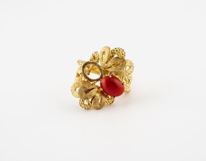 null Yellow gold (750) textured ring set with a coral (Corallium spp) cabochon, in...