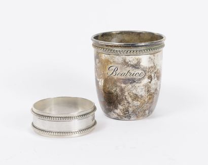 null Timbale et son rond de serviette en argent (950) assorti, à décor de frises...