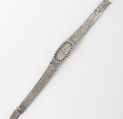 LANCEL PARIS Montre-bracelet de dame en or gris (750). 

Boîtier rectangulaire.

Lunette...