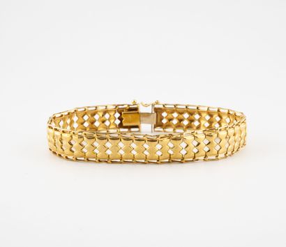 null Articulated ribbon bracelet in yellow gold (750).

Ratchet clasp with eight...