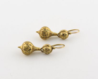 null Pair of yellow gold (750) dormeuses with chased and enamelled decoration. 

With...