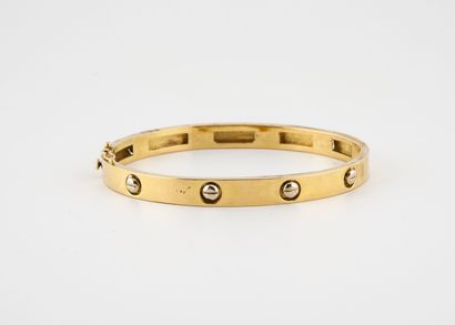 null Bracelet in yellow gold (750) with screw motif. 

Ratchet clasp with eight safety...