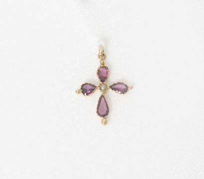  Yellow gold (375) cross pendant centered on a seed of pearls and faceted amethysts...