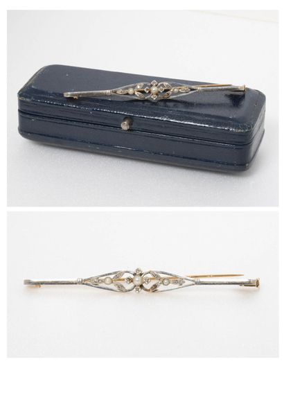 null Barrette brooch in white gold (750) centered with seed pearls and small rose-cut...