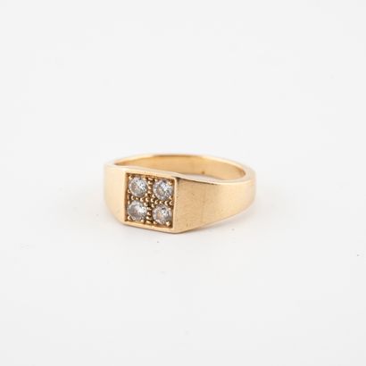 null Yellow gold (750) signet ring set with four brilliant-cut diamonds on a square...