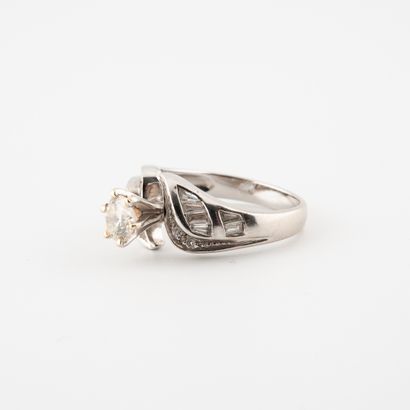 null Solitaire ring in white gold (750) set with a brilliant-cut diamond in a raised...