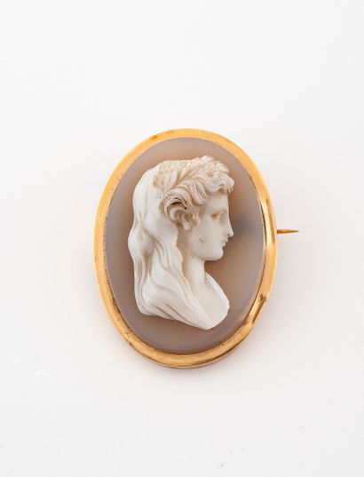  Yellow gold (750) brooch holding a cameo on agate with a young woman's profile....