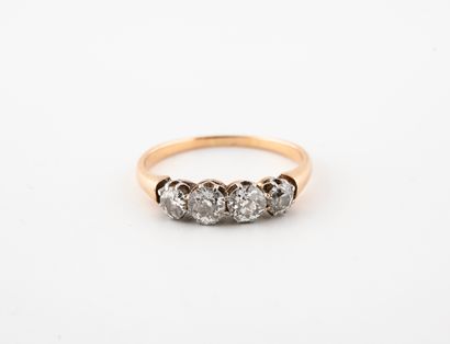 null Wedding ring in yellow gold (750) and platinum (850) set with four old cut diamonds.

Gross...