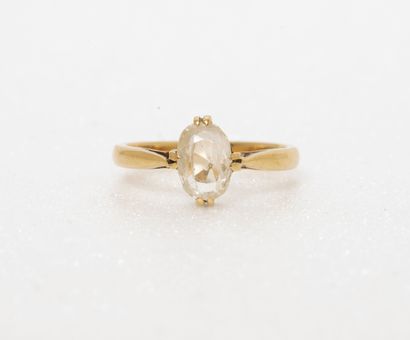 Yellow gold (750) ring centered on a colorless-yellow...