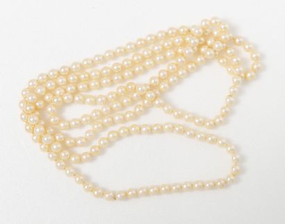 null Long necklace of white cultured pearls choker. 

Length : 140 cm. 

Little ...