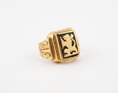 PAYS-BAS Yellow gold (750) ring with a black onyx plate decorated with an applied...