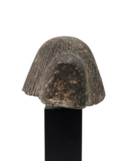 EGYPTE, Nouvel Empire (1552- 1070 av. J.-C.) Head of a man coming from a statue.
A...