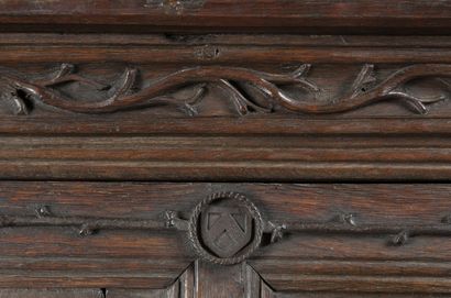 ILE DE FRANCE ou PICARDIE, vers 1460-1470 Exceptional carved oak cabinet opening...