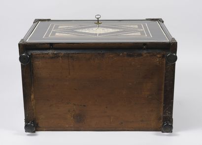 ITALIE, XVIIème et XIXème siècles * Petit cabinet de voyage à poser, en placage de...