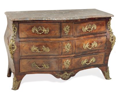 null Chest of drawers in rosewood veneer, with curved front and sides, opening with...