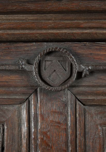 ILE DE FRANCE ou PICARDIE, vers 1460-1470 Exceptional carved oak cabinet opening...