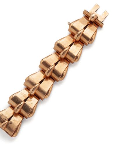 null Important articulated bracelet of Tank type in yellow gold (750) formed of six...