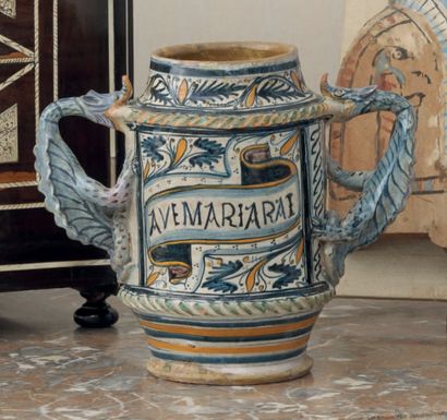 DERUTA, fin du XVème siècle 
Large cylindrical majolica albarello with two dragon-shaped...