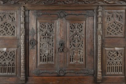 ILE DE FRANCE ou PICARDIE, vers 1460-1470 Exceptional carved oak cabinet opening...