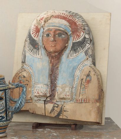 EGYPTE, Basse Epoque (664-332 av. J.-C.) Fragment de sarcophage au visage à la carnation...