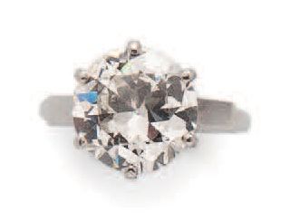 null Bague solitaire en platine (850) ornée d'un diamant demi-taille en serti griffe.
Poids...
