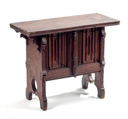 FLANDRES, XVème siècle Rare small carved oak bench decorated with parchment folds...